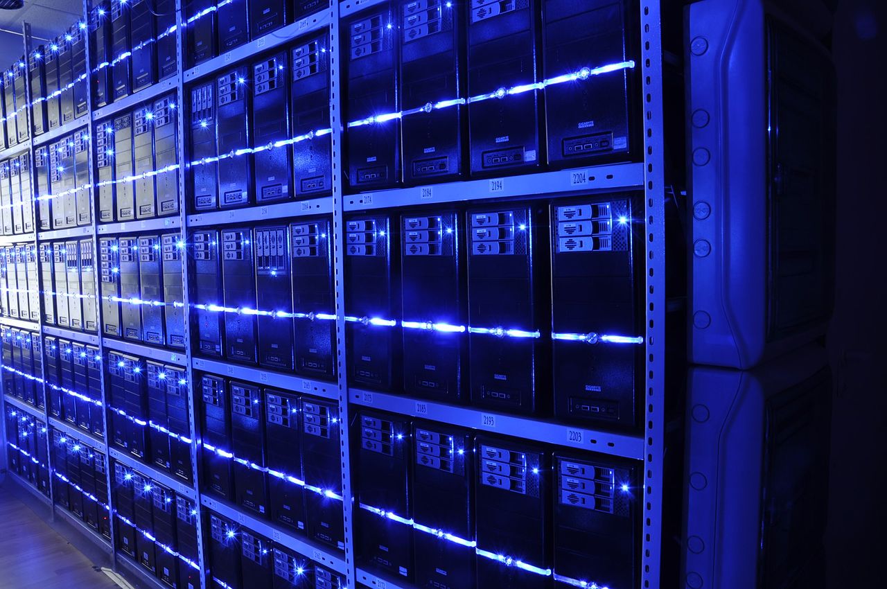 Deretan rak server di ruang pusat data